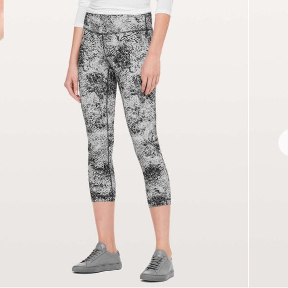 Lululemon Wunder Under Crop (High-Rise) *Full-On Luxtreme 21" EUC - Picture 2 of 14